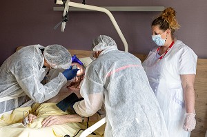 EXAMEN DU RESIDENT MALADE, INTERVENTION DES SAPEURS-POMPIERS A L'EHPAD POUR UNE SUSPICION DE COVID, RUGLES, NORMANDIE, FRANCE 