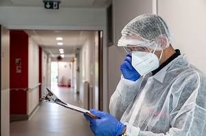 PASSAGE DU BILAN MEDICAL, INTERVENTION DES SAPEURS-POMPIERS A L'EHPAD POUR UNE SUSPICION DE COVID, RUGLES, NORMANDIE, FRANCE 