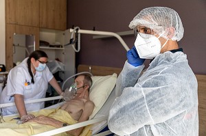 PASSAGE DU BILAN MEDICAL, INTERVENTION DES SAPEURS-POMPIERS A L'EHPAD POUR UNE SUSPICION DE COVID, RUGLES, NORMANDIE, FRANCE 