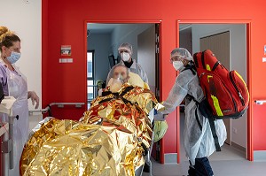 TRANSPORT DU MALADE SUR UN BRANCARD, INTERVENTION DES SAPEURS-POMPIERS A L'EHPAD POUR UNE SUSPICION DE COVID, RUGLES, NORMANDIE, FRANCE 