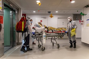 TRANSPORT DU MALADE SUR UN BRANCARD, INTERVENTION DES SAPEURS-POMPIERS A L'EHPAD POUR UNE SUSPICION DE COVID, RUGLES, NORMANDIE, FRANCE 