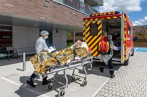 TRANSPORT DU MALADE SUR UN BRANCARD, INTERVENTION DES SAPEURS-POMPIERS A L'EHPAD POUR UNE SUSPICION DE COVID, RUGLES, NORMANDIE, FRANCE 