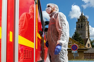 CHEF D'AGRES DEVANT L'AMBULANCE, INTERVENTION DES SAPEURS-POMPIERS A L'EHPAD POUR UNE SUSPICION DE COVID, RUGLES, NORMANDIE, FRANCE 