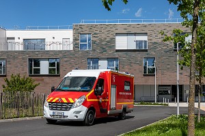 DEPART POUR TRANSPORT DU MALADE AUX URGENCES, INTERVENTION DES SAPEURS-POMPIERS A L'EHPAD POUR UNE SUSPICION DE COVID, RUGLES, NORMANDIE, FRANCE 