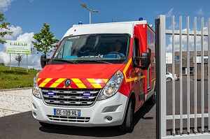 DEPART POUR TRANSPORT DU MALADE AUX URGENCES, INTERVENTION DES SAPEURS-POMPIERS A L'EHPAD POUR UNE SUSPICION DE COVID, RUGLES, NORMANDIE, FRANCE 