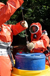 SIMULATION D'UNE POLLUTION D'UN COURS D'EAU PAR DES PRODUITS CHIMIQUES. FORMATION RCH 3, RISQUE CHIMIQUE MISE EN PLACE D'UN FUT DANS UN SUR-BIDON, FRANCE 