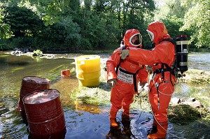 SIMULATION D'UNE POLLUTION D'UN COURS D'EAU PAR DES PRODUITS CHIMIQUES. FORMATION RCH 3, RISQUE CHIMIQUE, FRANCE 