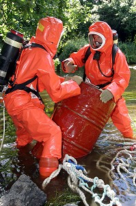 SIMULATION D'UNE POLLUTION D'UN COURS D'EAU PAR DES PRODUITS CHIMIQUES. FORMATION RCH 3, RISQUE CHIMIQUE, FRANCE 