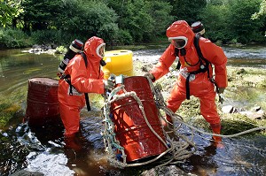 SIMULATION D'UNE POLLUTION D'UN COURS D'EAU PAR DES PRODUITS CHIMIQUES. FORMATION RCH 3, RISQUE CHIMIQUE, FINISTERE (29), FRANCE 