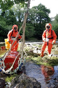 SIMULATION D'UNE POLLUTION D'UN COURS D'EAU PAR DES PRODUITS CHIMIQUES. FORMATION RCH 3, RISQUE CHIMIQUE, FRANCE 