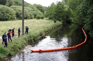 SIMULATION D'UNE POLLUTION D'UN COURS D'EAU PAR DES PRODUITS CHIMIQUES. FORMATION RCH 3, RISQUE CHIMIQUE BARRAGE FLOTTANT, FRANCE 