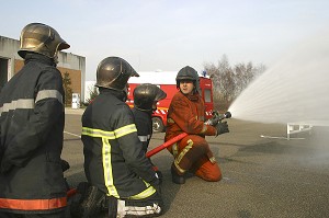 FORMATION DE BASE SAPEURS-POMPIERS PROFESSIONNELS, SIMULATEUR DE FEU, EXERCICE CAISSON FLASHOVER, YVELINES (78), FRANCE 