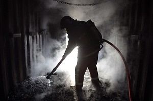 FORMATION DE BASE SAPEURS-POMPIERS PROFESSIONNELS, SIMULATEUR DE FEU, EXERCICE CAISSON FLASHOVER, YVELINES (78), FRANCE 