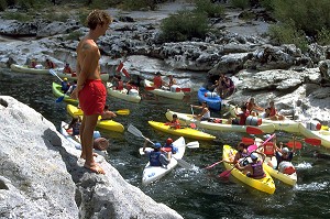 SURVEILLANCE DESCENTE EN CANOE DE L'ARDECHE PAR LES SAPEURS-POMPIERS, VALLON PONT-D'ARC (07) 