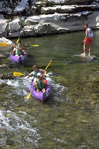 SURVEILLANCE DESCENTE EN CANOE DE L'ARDECHE PAR LES SAPEURS-POMPIERS, VALLON PONT-D'ARC (07) 