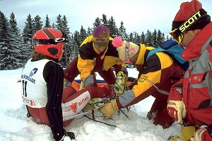 CONDITIONNEMENT D'UNE VICTIME SUITE A UNE CHUTE DE SKI PAR LES PISTEURS-SECOURISTES, LES SAISIES (73) 