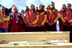 ENTERREMENT DE VICTIMES SUITE A L'AVALANCHE DU TOUR, CHAMONIX, 9 FEVRIER 1999 EN PRESENCE DES SAUVETEURS 