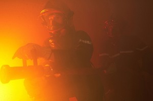 SAPEURS-POMPIERS A L'ATTAQUE, FEU DE CAVE 