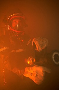 SAPEUR-POMPIER A L'ATTAQUE, FEU DE CAVE 