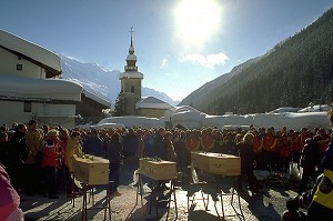 ENTERREMENT DE VICTIMES SUITE A L'AVALANCHE DU TOUR, CHAMONIX, 9 FEVRIER 1999 EN PRESENCE DES SAUVETEURS 