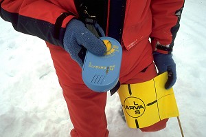 RECHERCHE DE VICTIMES ENSEVELIES SOUSLA NEIGE A L'AIDE D'UN ARVA (APPAREIL DE RECHERCHE DE VICTIMES EN AVALANCHE), SAMOENS (74), HAUTE-SAVOIE 