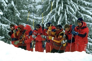 EXERCICE DE SAUVETAGE AVALANCHE, MATERIEL SIGNALETIQUE INTERNATIONALE DE BALISAGE D'AVALANCHE, SAMOENS (74), HAUTE-SAVOIE 