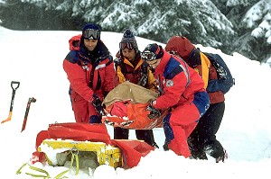 EXERCICE DE SAUVETAGE AVALANCHE, CONDITIONNEMENT D'UNE VICTIME, SAMOENS (74), HAUTE-SAVOIE 