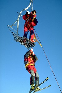 INTERVENTION SUR UN TELESIEGE, SAUVETAGE TELEPORTE, SELONNET, ALPES DE HAUTE, PROVENCE (04) 