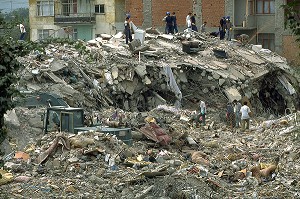 RECHERCHE DE VICTIMES ENSEVELLIES SOUS LES DECOMBRES, TREMBLEMENT DE TERRE EN TURQUIE, GOLCUK 1999 