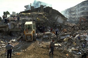 TREMBLEMENT DE TERRE EN TURQUIE, GOLCUK 1999 