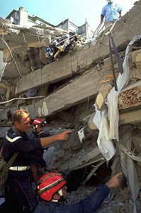 RECHERCHE DE VICTIMES ENSEVELLIES SOUS LES DECOMBRES, TREMBLEMENT DE TERRE EN TURQUIE, GOLCUK 1999 