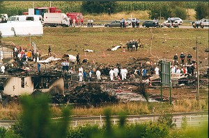 CRASH DU CONCORDE PARIS/NEW-YORK, 113 MORTS GONESSE, LE 26/07/2000, EVACUATION DES VICTIMES DECEDES LE LENDEMAIN DU CRASH 