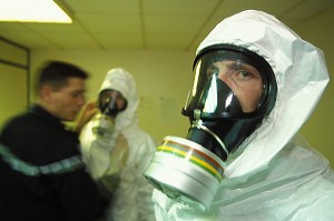 ALERTE ENVELOPPE SUCCEPTIBLE DE CONTENIR DE LA POUDRE D'ANTHRAX, (BACILLE DU CHARBON), TLD, TENUE LEGERE DE DECONTAMINATION, SEINE ET MARNE, (77), FRANCE 