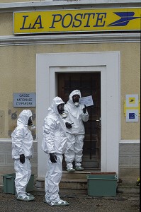 ALERTE ENVELOPPE SUCCEPTIBLE DE CONTENIR DE LA POUDRE D'ANTHRAX, (BACILLE DU CHARBON), TLD, TENUE LEGERE DE DECONTAMINATION, SEINE ET MARNE, (77), FRANCE 