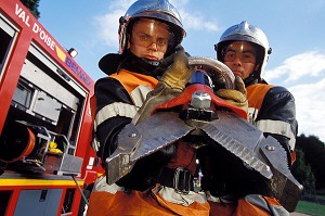 VSR, VEHICULE DE SECOURS ROUTIER ET PINCE DE DESINCARCERATION 