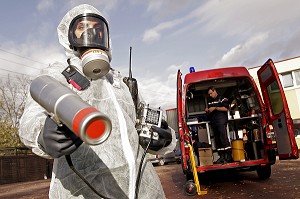 MESURE DE LA RADIOACTIVITE A L'AIDE D'UNE BABYLINE, RISQUE TECHNOLOGIQUE, PALAISEAU, FRANCE 