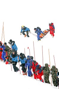 VAGUE DE SONDEURS LORS D'UN EXERCICE AVALANCHE AVEC LES SERVICES DE SECOURS EN MONTAGNE (SECURITE CIVILE, GENDARMERIE, CRS, ET GUIDES DE HAUTE MONTAGNE) DANS LE MASSIF DU MONT-BLANC, FRANCE 