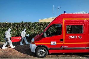 PRELEVEMENT DE VEGETAUX, TENUE DE PROTECTION RADIOLOGIQUE, RECHERCHE DE SOURCE RADIOLOGIQUE, EXERCICE NATIONAL DE SECURITE CIVILE A LA CENTRALE NUCLEAIRE DE BELLEVILLE SUR LOIRE, MISE EN OEUVRE D'UN PLAN PARTICULIER D'INTERVENTION (PPI), CHER (18), FRANCE 