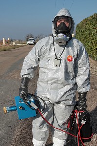 PRELEVEMENT DE VEGETAUX, TENUE DE PROTECTION RADIOLOGIQUE, RECHERCHE DE SOURCE RADIOLOGIQUE, EXERCICE NATIONAL DE SECURITE CIVILE A LA CENTRALE NUCLEAIRE DE BELLEVILLE SUR LOIRE, MISE EN OEUVRE D'UN PLAN PARTICULIER D'INTERVENTION (PPI), CHER (18), FRANCE 