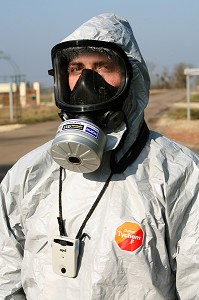PRELEVEMENT DE VEGETAUX, TENUE DE PROTECTION RADIOLOGIQUE, RECHERCHE DE SOURCE RADIOLOGIQUE, EXERCICE NATIONAL DE SECURITE CIVILE A LA CENTRALE NUCLEAIRE DE BELLEVILLE SUR LOIRE, MISE EN OEUVRE D'UN PLAN PARTICULIER D'INTERVENTION (PPI), CHER (18), FRANCE 