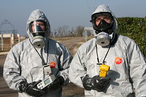 PRELEVEMENT DE VEGETAUX, TENUE DE PROTECTION RADIOLOGIQUE, RECHERCHE DE SOURCE RADIOLOGIQUE, EXERCICE NATIONAL DE SECURITE CIVILE A LA CENTRALE NUCLEAIRE DE BELLEVILLE SUR LOIRE, MISE EN OEUVRE D'UN PLAN PARTICULIER D'INTERVENTION (PPI), CHER (18), FRANCE 