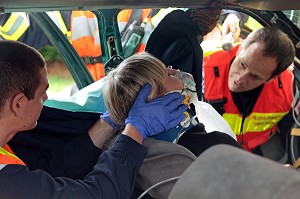 MAINTIEN DE LA TETE DE LA VICTIME, EXERCICE SECOURS ROUTIER, VOITURE CONTRE UN ARBRE, MEDICALISATION ET EXTRACTION D'UNE VICTIME. 