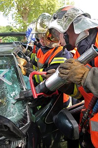 DECOUPE DES MONTANTS DE LA VOITURE AVEC UNE PINCE, EXERCICE SECOURS ROUTIER, VOITURE CONTRE UN ARBRE, MEDICALISATION ET EXTRACTION D'UNE VICTIME. 