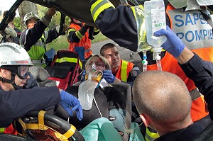 EXERCICE SECOURS ROUTIER, VOITURE CONTRE UN ARBRE, MEDICALISATION ET EXTRACTION D'UNE VICTIME. 