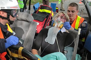 MAINTIEN DE LA TETE DE LA VICTIME, EXERCICE SECOURS ROUTIER, VOITURE CONTRE UN ARBRE, MEDICALISATION ET EXTRACTION D'UNE VICTIME 