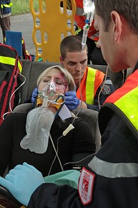 MAINTIEN DE LA TETE DE LA VICTIME, EXERCICE SECOURS ROUTIER, VOITURE CONTRE UN ARBRE, MEDICALISATION ET EXTRACTION D'UNE VICTIME 