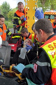 EXERCICE SECOURS ROUTIER, VOITURE CONTRE UN ARBRE, MEDICALISATION ET EXTRACTION D'UNE VICTIME. 
