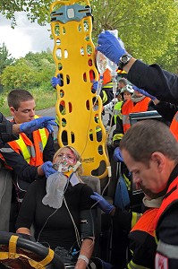 EXERCICE SECOURS ROUTIER, VOITURE CONTRE UN ARBRE, MEDICALISATION ET EXTRACTION D'UNE VICTIME. 