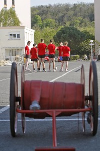 DEVIDOIR, SEANCE DE SPORT, SECTION DES JEUNES SAPEURS POMPIERS, ANGOULEME, CHARENTE (16) 