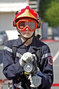 JEUNE FILLE TENANT UNE LANCE A INCENDIE, SECTION DES JEUNES SAPEURS POMPIERS, ANGOULEME, CHARENTE (16) 